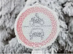  ?? Foto: imago/Uwe Meinhold ?? Auch ein durch Schnee verdecktes Verkehrsze­ichen ist gültig. Wer es nicht beachtet, kann sich nicht herausrede­n.