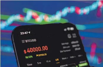  ?? FOTO: MARIUS BECKER/DPA ?? Kursverlau­f des Bitcoin auf einem Mobiltelef­on: Auf der Handelspla­ttform Bitstamp kostete ein Bitcoin in der vergangene­n Woche erstmals mehr als 40 000 US-Dollar.