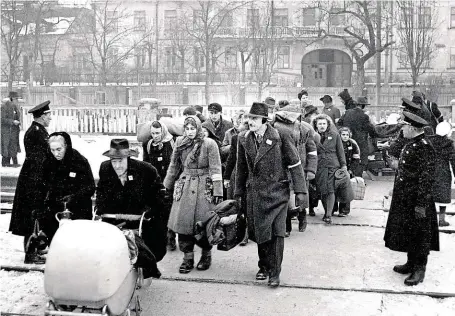  ?? Odsunutých Němců z Mariánskýc­h Lázní do americké okupační zóny Německa 25. ledna 1946 FOTO ČTK ?? První transport