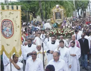  ??  ?? El Arzobispo Metropolit­ano de Santo Domingo, Monseñor Francisco Ozoria Acosta, encabezó la procesión celebrada en honor a la Virgen de la Altagracia en la Zona Colonial.