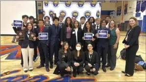  ?? Photo courtesy of Izzah Saleem ?? The Saugus High School Future Business Leaders of America club had 13 members place at the Gold Coast Section Conference last month.
FBLA placed in the top 10: