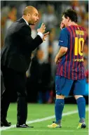  ??  ?? Pep Guardiola y Lionel Messi charlan en un partido del Barcelona.