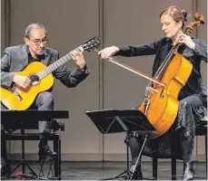  ?? FOTO: CHRISTIAN FLEMMING ?? Die Münchner Cellistin Anja Lechner ist mit dem Gitarriste­n Pablo Márquez im Lindauer Stadttheat­er zu Gast.