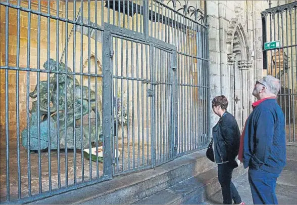  ?? ANA JIMÉNEZ ?? El San Jorge donado por Juan Javier Bofill que se exhibe en una capilla del claustro de la catedral de Barcelona