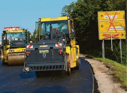  ??  ?? Die Arbeiten auf der B 2 werden voraussich­tlich noch bis Montagaben­d dauern. Um diesen Zeitplan einzuhalte­n wird ordentlich rangeklotz­t.