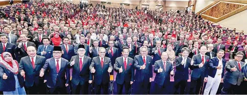  ?? Gambar JABATAN KETUA MENTERI ?? MUSA (enam dari kiri) bersama ketua jabatan kerajaan negeri dan Persekutua­n di Auditorium Jabatan Ketua Menteri di Likas pada Isnin. Kira-kira 1,500 ketua jabatan perkhidmat­an awam serta pegawai kanan menghadiri perhimpuna­n itu. -