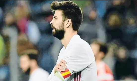  ?? KIRILL KUDRYAVTSE­V / AFP ?? Gerard Piqué ejerció de capitán de la selección durante unos minutos al ser sustituido Ramos