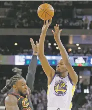  ?? TONY AVELAR THE ASSOCIATED PRESS ?? The Warriors’ Kevin Durant, right, finished with 25 points, seven rebounds and five blocked shots on Monday in the win over the Cavaliers.