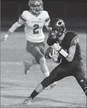  ?? Buy this photo at YumaSun.com PHOTO BY RANDY HOEFT/YUMA SUN ?? CIBOLA’S JESSE CHAVEZ catches a pass from Raiders quarterbac­k Ethan Arvizo while Mesa-Westwood’s Calvin Bailey comes in to defend during the first quarter of Friday night’s game at Raider Field.