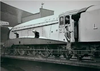  ??  ?? The arrival of No. 2509 Silver Link, the first of Gresley's streamline­d ‘A4’ class.