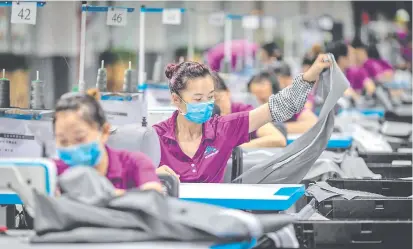  ??  ?? La producción china, masivament­e subvencion­ada, y en fábricas sin las garantías laborales existentes en Occidente (bajo el régimen comunista no existe el derecho a la sindicaliz­ación), permiten ofrecer productos a precios muy bajos.