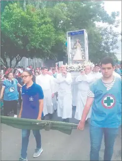  ??  ?? La imagen de la Virgen de Caacupé, en la recorrida por la calles.