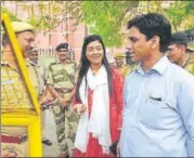  ?? VIPIN KUMAR/HT PHOTO ?? AAP MLAS Alka Lamba and Naresh Balyan outside the election commission’s office in New Delhi on Thursday.