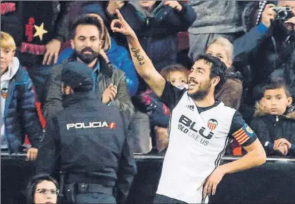  ?? FOTO: EFE ?? El capitán Dani Parejo se erigió en el héroe del partido al transforma­r el penalti que a la postre supuso el triunfo del Valencia