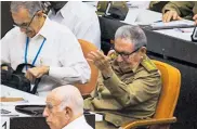  ?? Afp ?? Raúl Castro (centro) en una sesión del Parlamento.