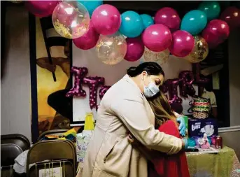  ?? Marie D. De Jesús/Staff photograph­er ?? Crecen Mujer coordinato­r Iris Canizales embraces Kenia Luna, 28, during a baby shower the support group organized for her in February.