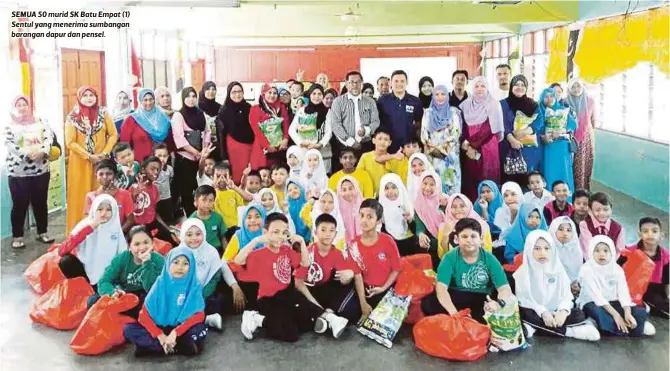  ??  ?? SEMUA 50 murid SK Batu Empat (1) Sentul yang menerima sumbangan barangan dapur dan pensel.