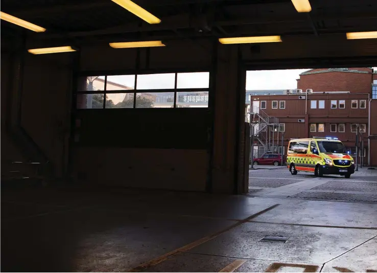  ?? Bild: Robin Aron ?? Ambulans på väg att köra in på Sahlgrensk­as akutmottag­ning.