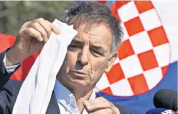  ??  ?? Pupovac je pretrpio dosta uvreda i kritika, pa i poniženja, vjerojatno više nego ijedan drugi hrvatski političar