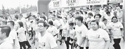  ??  ?? MERIAH: Ribuan penduduk menyertai Benak Road Trail Run 2018 di Sri Aman semalam.