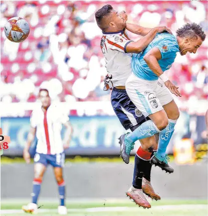  ??  ?? Hedgardo Marín y Camilo Sanvezzo pelean por la pelota