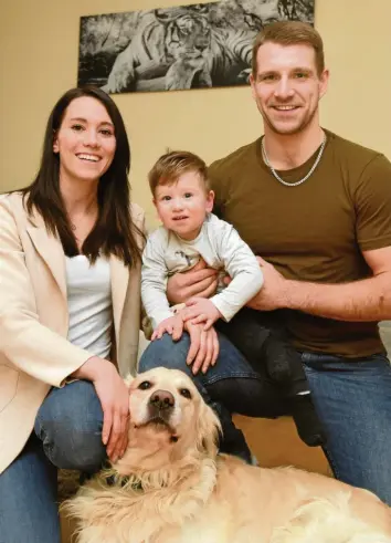  ?? Foto: Ulrich Wagner ?? Ein Foto fürs Familienal­bum: Die ehemalige Eiskunstlä­uferin Sarah Hecken mit Panther-Profi Henry Haase, Sohn Stephan und Golden Retriever Balu.