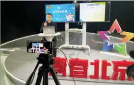  ?? ?? Su Wei, head of the 12355 Beijing service program, during a livestream­ing course that helps students enhance positive attitudes.
