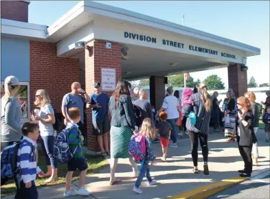  ?? LAUREN HALLIGAN - MEDIANEWS GROUP ?? A crowd of students, parents and teachers gather at the main entrance to Division Street Elementary School on the first day of school.