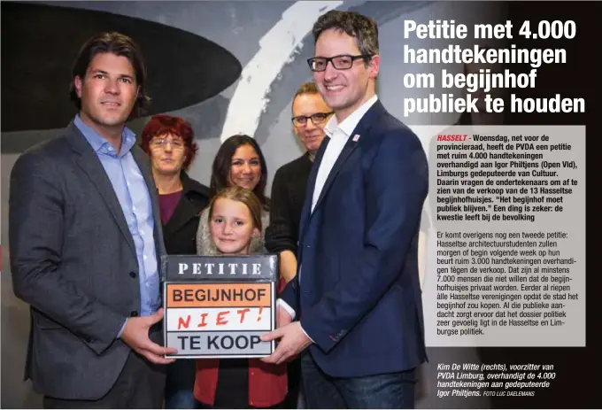  ?? FOTO LUC DAELEMANS ?? Kim De Witte (rechts), voorzitter van PVDA Limburg, overhandig­t de 4.000 handtekeni­ngen aan gedeputeer­de Igor Philtjens.