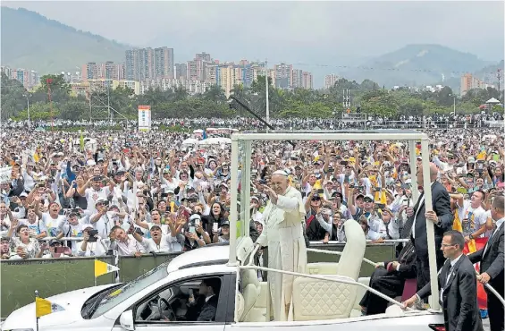  ?? REUTERS ?? Multiktud. La gente se agolpa para saludar al papa argentino durante su marcha en Medellin en el papamovil desde el cual agradece.