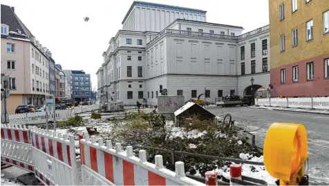  ?? Fotos: Silvio Wyszengrad ?? Im Umfeld des Theaters – hier der Blick von der Heilig Kreuz Straße in Richtung Süden (rechts: Kasernstra­ße) – wurden acht Bäume gefällt. Sie mussten für die Sanierungs und Neubauplän­e Platz machen.