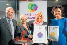  ?? PICTURE / SUPPLIED ?? LAST YEAR: Mayor John Carter and deputy mayor Tania McInnes with The´ re` se Wickbom and Inky Vink, representi­ng the Bald Angels Charitable Trust, last year’s supreme winner at the Far North Trustpower Community Awards.