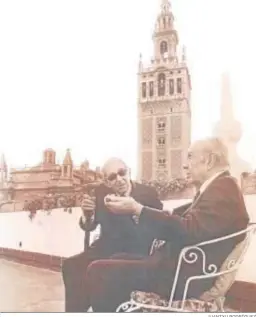  ?? JUANTXU RODRÍGUEZ ?? Con Jorge Luis Borges en Sevilla en el año 1984.