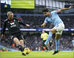  ?? DAVE THOMPSON — THE ASSOCIATED PRESS ?? Fulham’s Tim Ream, left, tries to block a shot from Manchester City’s
Ilkay Gundogan during the English Premier League soccer match between Manchester City and Fulham at Etihad stadium in Manchester, England on Saturday.