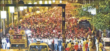  ?? VIJAYANAND GUPTA/HT PHOTO ?? Some 35,000 farmers from across Maharashtr­a walked for six days from Nashik to reach Mumbai on Monday with their chief demand being waiver of their loans.