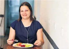  ??  ?? Comer consciente. Antes da técnica, Laís (acima) se alimentava sem nem perceber, no caminho para casa; Jane (à esq.) aplica o método de focar na refeição com toda a família