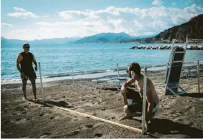  ??  ?? Im Sommer ging es um den richtigen Abstand – auch am Strand. In Italien wurde sogar über Plastik‰Ver‰ hausungen für Badegäste nachgedach­t. Die Idee wurde jedoch schnell wieder verworfen.