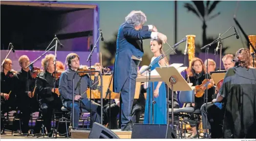  ?? JESÚS MARÍN ?? El compositor José Miguel Évora dirige la orquesta en un momento del concierto.