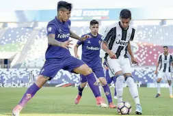  ??  ?? A sinistra nella foto grande mister Federico Guidi, che ha già vinto con la Fiorentina il campionato nazionale Giovanissi­mi Accanto un’azione di gioco della semifinale Fiorentina­Juventus