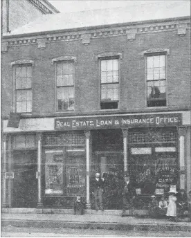  ?? ST. CATHARINES LIBRARY SPECIAL COLLECTION­S SPECIAL TO TORSTAR ?? View of Queen Street where the Potter Real Estate, Loan and Insurance office once stood. This photo from 1892 shows the insurance and real estate office belonging to Dexter D’E. Potter on the west side of Queen Street, above St. Paul Street, near May Alley.