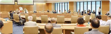  ??  ?? العيسى في البرلمان الياباني مستعرضًا رؤية رابطة العالم اإلسالمي الجديدة.