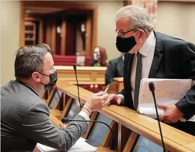  ?? Foto: Gerry Huberty ?? Premiermin­ister Xavier Bettel und der Berichters­tatter Mars Di Bartolomeo tauschen sich vor der Sitzung noch einmal aus.