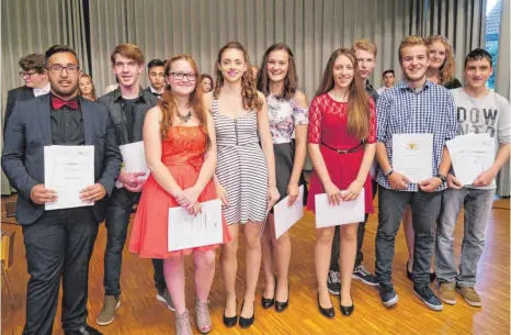  ?? FOTO: HERBERT KLAWITTER ?? Die Geehrten der Klasse neun und zehn der Krauchenwi­eser Sophie-Scholl-Schule (von links): Amir Aliti, Levi Decker, Tanja Schneider, Viktória Nemes, Marina Wagner, Laurine Herre, Mathias Flöß, Noah Schneider, Sophia Stroppel und Florian Weigel.