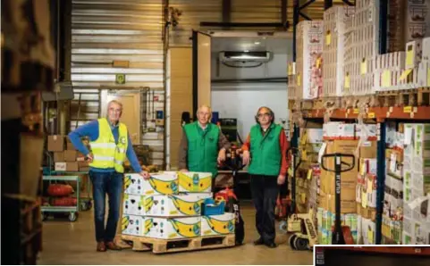  ?? FOTO SVEN DILLEN ?? “Vanaf de nieuwe locatie van de Limburgse Voedselban­k gaat elke maand 130 ton voedsel de deur uit”, zeggen vrijwillig­ers Jos Verdin, Luc Goossens en Jos Dessers.