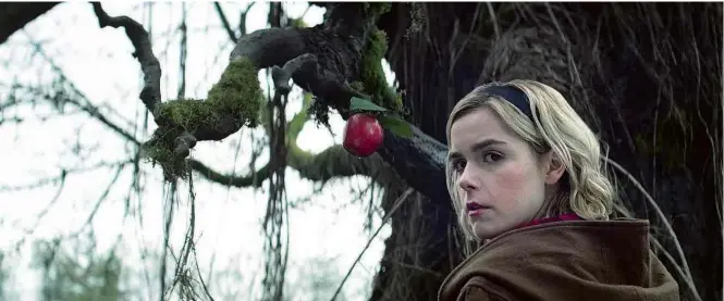  ?? Fotos Divulgação ?? A atriz Kiernan Shipka como a bruxa Sabrina Spellman na série ‘O Mundo Sombrio de Sabrina’, disponível na Netflix