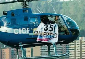  ?? FOTO TWITTER @ANONYMISSN­EGRA ?? El inspector sobrevoló en un helicópter­o policial el TSJ con un cartel que pide la libertad de Venezuela.