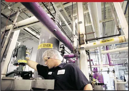  ?? MIKE BROWN/THE COMMERCIAL APPEAL ?? Stratas Foods makes edible oils and shortening­s for many of the nation’s retailers and restaurant chains. At its research and developmen­t facility in Bartlett, pilot plant operator Chris Foust tests products. Stratas employs about 1,000 people...