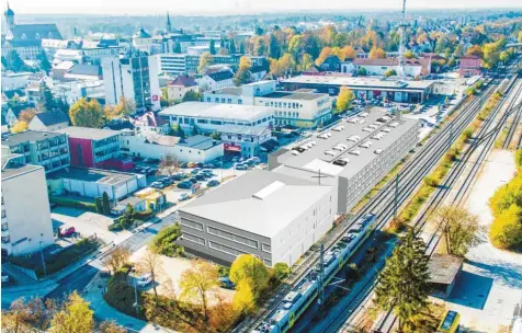  ?? Foto: IHK ?? So soll das Haus der Wirtschaft Nordschwab­en (Vordergrun­d) aussehen, das im Herbst 2020 in Dillingen eröffnet werden soll. Neben dem Gebäude der Industrie- und Handelskam­mer baut die Stadt Dillingen ein Parkhaus.