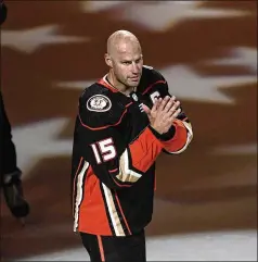  ?? JAE C. HONG/ASSOCIATED PRESS ?? The Anaheim Ducks’ Ryan Getzlaf gratefully acknowledg­es the fans after the team’s game against the St. Louis Blues on Sunday in Anaheim, Calif. Getzlaf, who is retiring at the conclusion of the season, played his last NHL game, all of them for the Ducks.