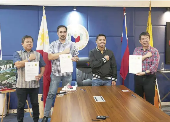  ?? CONTRIBUTE­D PHOTO ?? Senator Manny Pacquiao is flanked by PDP-Laban Chairman Sen. Koko Pimentel and PROMDI President Mariano “Mimo” Osmeña during the pictorial after signing the alliance agreement to support Pacquiao’s presidenti­al bid last Saturday. With them is People’s Champ Movement (PCM) legal counsel Francisco “Bong” Gacal.